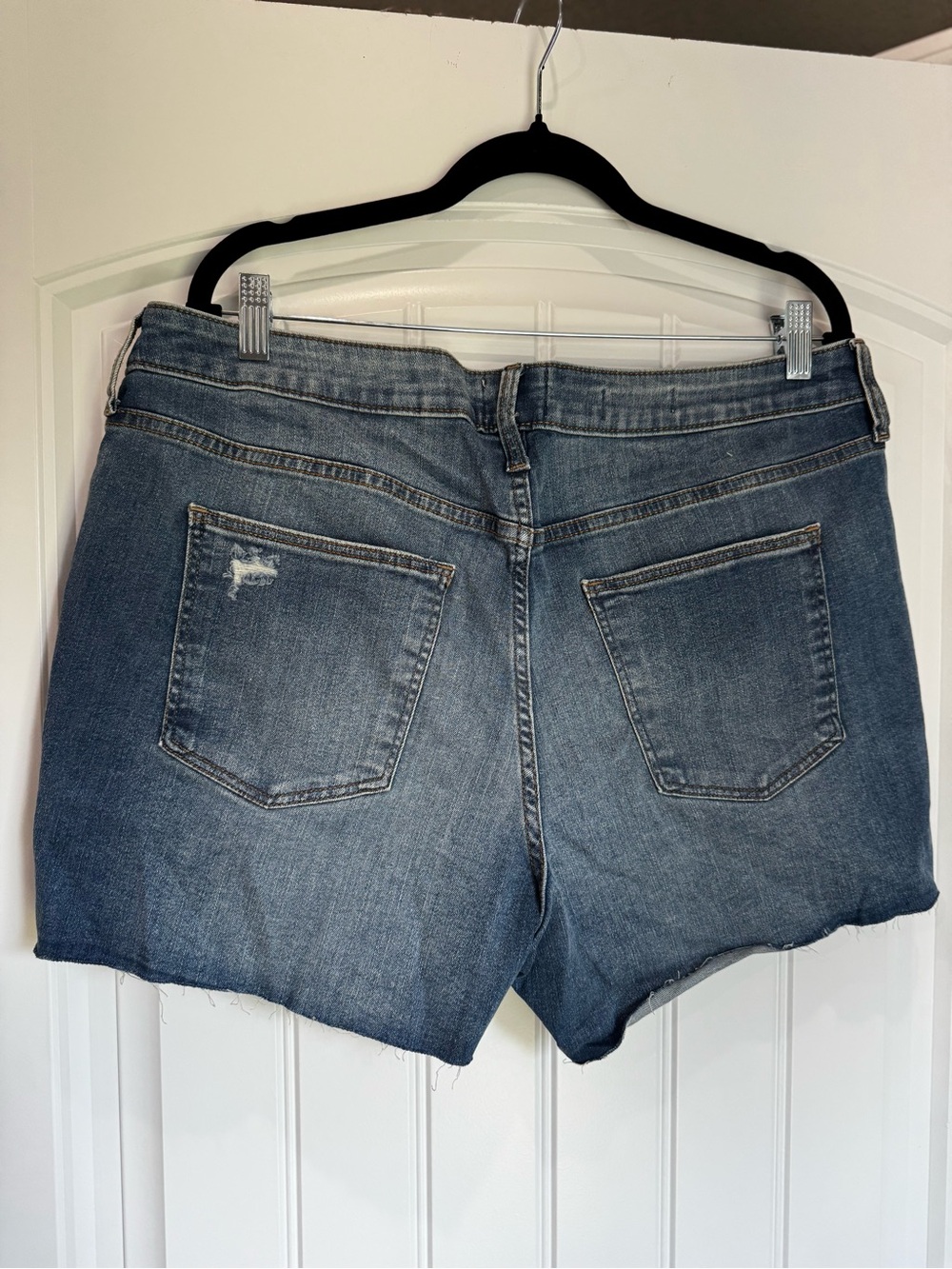 Universal Thread High Rise Midi Denim Shorts Distressed Raw Hem Women’s 16/33 - Picture 2 of 6